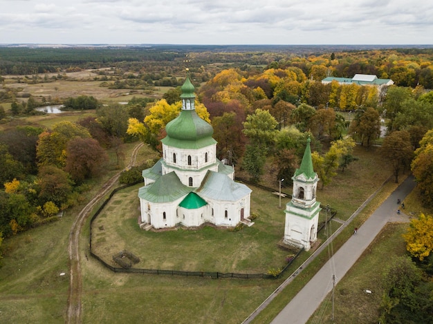 Widok z lotu ptaka na prowincjonalną wieś Sedniv i Kościół Zmartwychwstania Pańskiego na jesieni, region Czernihów, Ukraina