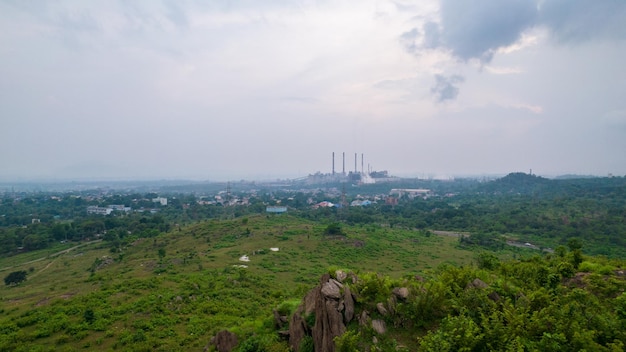 Zdjęcie widok z lotu ptaka na przemysłowe miasto w indiach