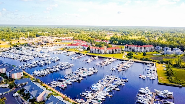 Widok z lotu ptaka na przybrzeżną marinę w Karolinie Południowej.