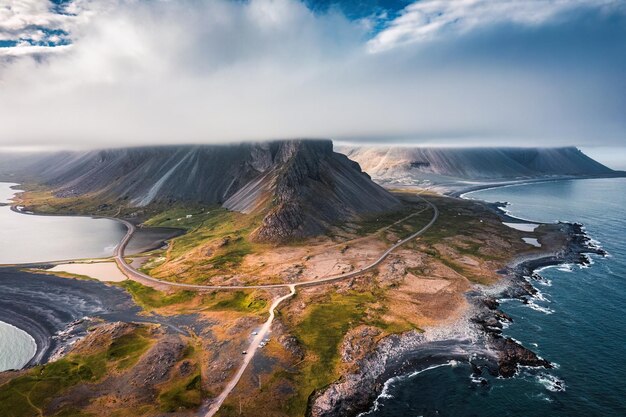 Widok z lotu ptaka na przylądek Majestic Eystrahorn lub pasmo górskie Krossasnesfjall z mgłą pokrytą półwyspem latem na wschodzie Islandii