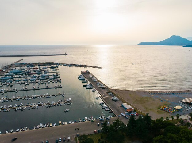 Widok z lotu ptaka na przystań w Barze w Czarnogórze Port dla jachtu i portu