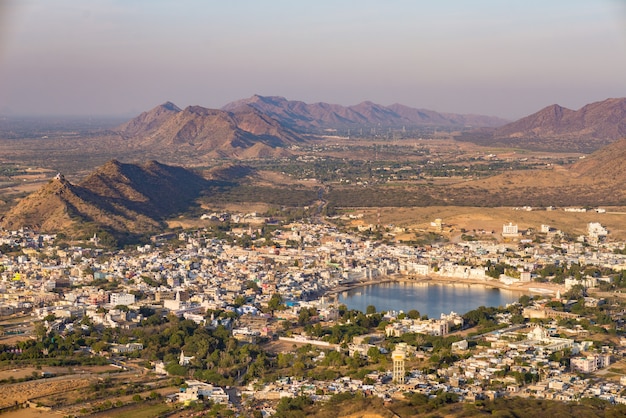 Widok z lotu ptaka na Pushkar, miasto ze świętym jeziorem i okoliczne wzgórza i wiejski krajobraz