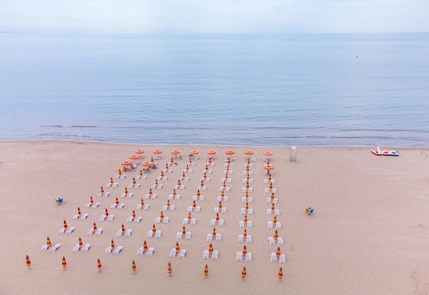 Widok z lotu ptaka na pustą piaszczystą plażę z parasolami i krzesłami w letni dzień Morze Czarne Bułgaria