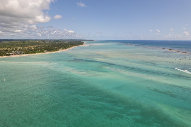 Widok z lotu ptaka na rafy Maragogi, obszar ochrony środowiska wybrzeża koralowego, Maragogi, Alagoas, Brazylia.