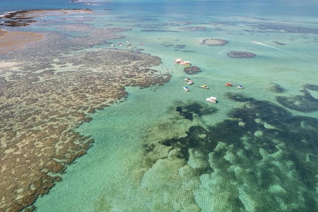 Widok z lotu ptaka na rafy Maragogi, obszar ochrony środowiska wybrzeża koralowego, Maragogi, Alagoas, Brazylia.