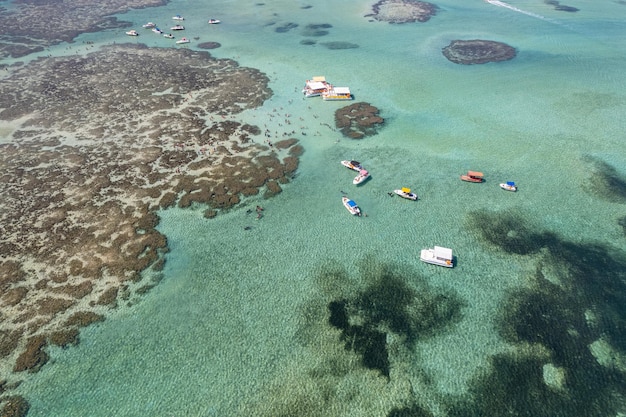 Widok z lotu ptaka na rafy Maragogi, obszar ochrony środowiska wybrzeża koralowego, Maragogi, Alagoas, Brazylia.