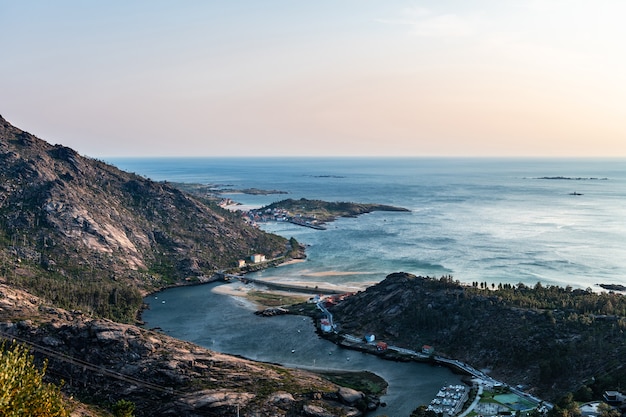 Widok z lotu ptaka na Ria de Corcubion i przylądek Finisterres ze szczytu góry Pindo o zmierzchu