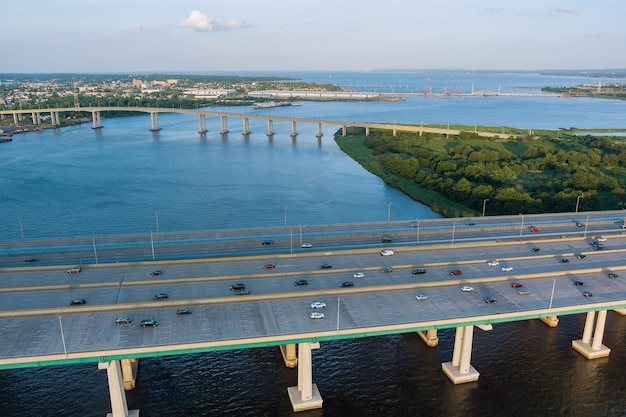 Widok z lotu ptaka na ruch autostradowy samochodów jadących autostradą przez most