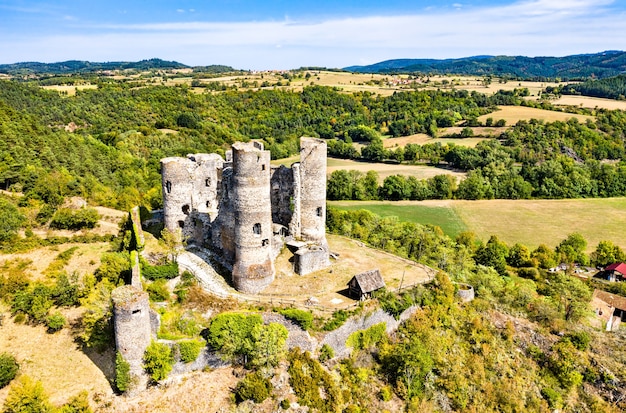 Widok z lotu ptaka na ruiny zamku Domeyrat w Owernii, Francja