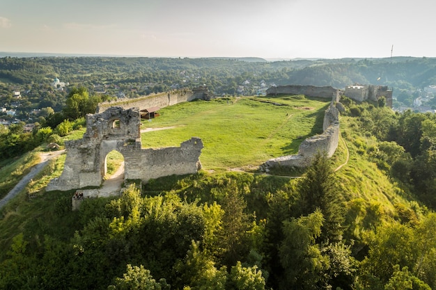 Widok z lotu ptaka na ruiny zamku w Krzemieńcu na szczycie wzgórza w mieście Krzemieniec Region Tarnopolski Ukraina