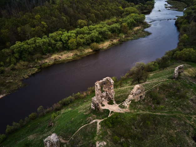 Widok z lotu ptaka na ruiny zamku w regionie Gubków Równe