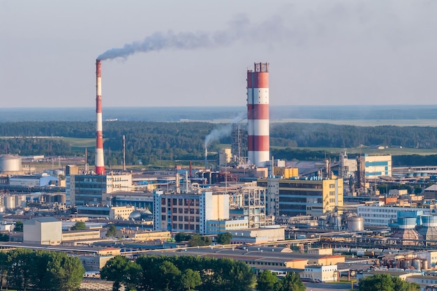 Widok z lotu ptaka na rury zakładu chemicznego Koncepcja zanieczyszczenia powietrza Krajobraz przemysłowy Zanieczyszczenie środowiska Odpady z elektrociepłowni