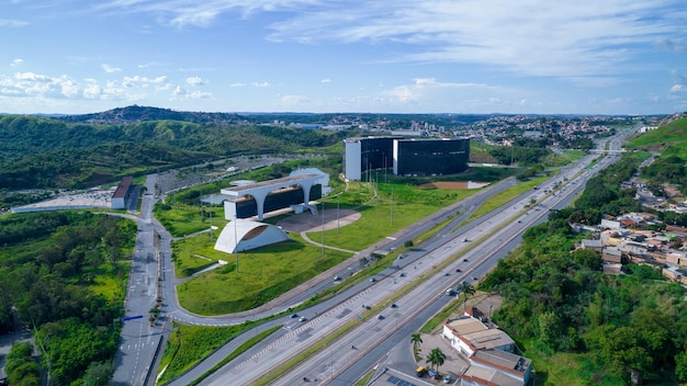 Widok z lotu ptaka na rząd stanowy administracji miasta Minas Gerais Projekt brazylijski architekt Oscar Niemeyer Administracja widok na miasto w piękny dzień