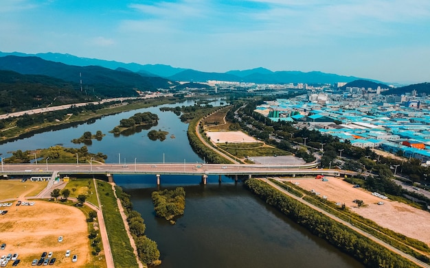 widok z lotu ptaka na rzekę i miasto Daegu w Korei Południowej