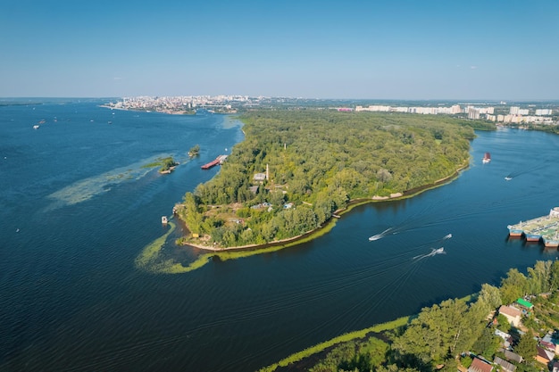 Widok z lotu ptaka na rzekę Wołgę z wyspami i zielonym lasem Malowniczy widok panoramiczny z wysokości na turystycznej części rzeki Wołgi w pobliżu miasta Samara w słoneczny letni dzień