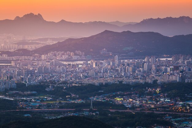 Widok z lotu ptaka na Seul. W tle widać górę Bukhansan, Korea Południowa