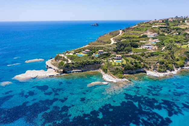 Widok z lotu ptaka na skalisty koszt Amandakis Beach Kefalonia Jońska wyspa Grecja