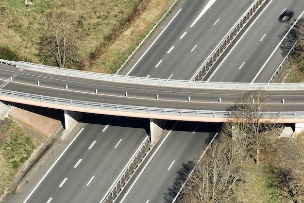 Widok Z Lotu Ptaka Na Skrzyżowanie Autostrad Z Szybkim Ruchem O Dużym Natężeniu Ruchu Transport Międzymiastowy Z Wieloma Samochodami I Ciężarówkami