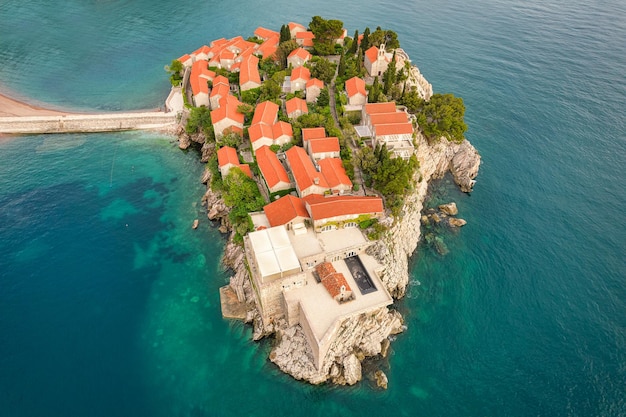Widok z lotu ptaka na słynną wyspę Sveti Stefan, luksusowy kurort w Czarnogórze