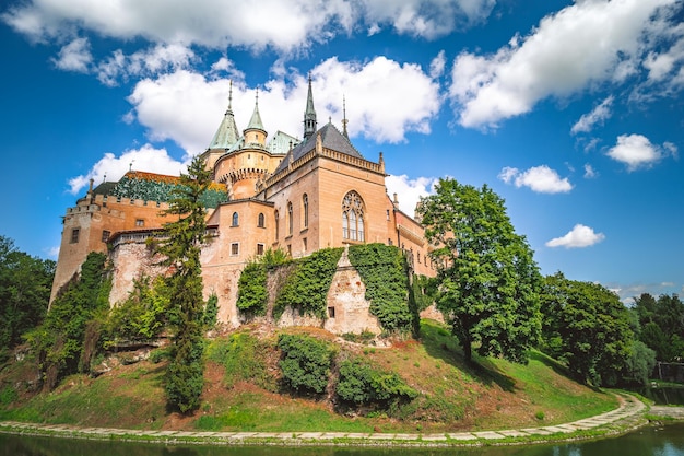 Zdjęcie widok z lotu ptaka na średniowieczny zamek bojnice dziedzictwo unesco na słowacji koncepcja podróży krajobrazowej słowacji romantyczny zamek