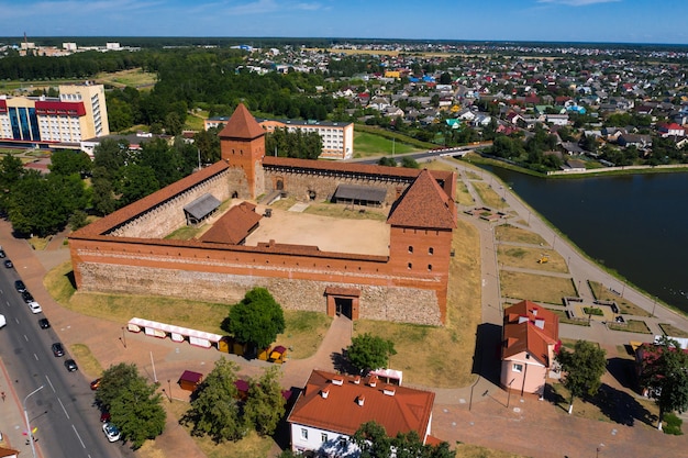 Widok z lotu ptaka na średniowieczny zamek Lida w Lidzie. Białoruś. Zamki Europy.