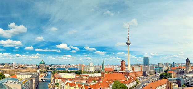 Widok z lotu ptaka na środkowy Berlin w jasny dzień, w tym Szprewa i wieża telewizyjna na Alexanderplatz