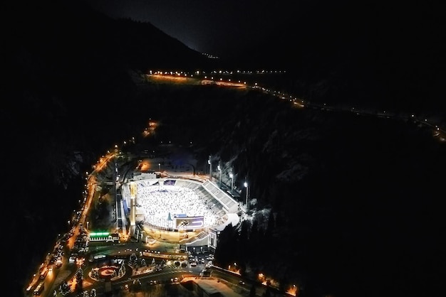 Widok z lotu ptaka na stadion Medeo w nocy w Ałmaty Kazachstan