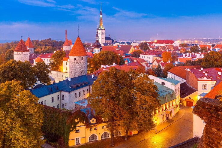 Zdjęcie widok z lotu ptaka na stare miasto o zmierzchu tallin estonia