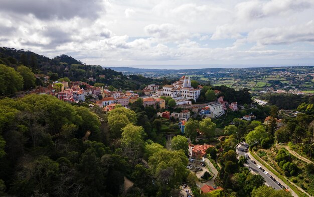 Widok z lotu ptaka na stare miasto Sintra Portugal w Pałacu Narodowym Sintra Znane miejsce turystyczne