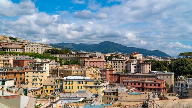 Widok z lotu ptaka na Stare Miasto w Genui. Panoramę Genui, Włochy.