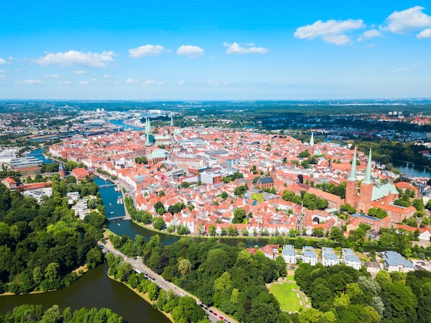 Widok z lotu ptaka na stare miasto w Lubece