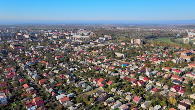 Widok z lotu ptaka na stare miasto w użhorodzie zabytkowego miasta widok z lotu ptaka zakarpacie ukraina europa