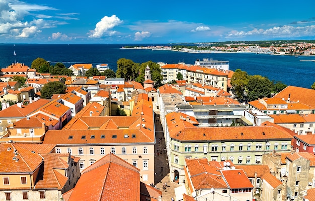 Widok z lotu ptaka na stare miasto w Zadarze w Chorwacji