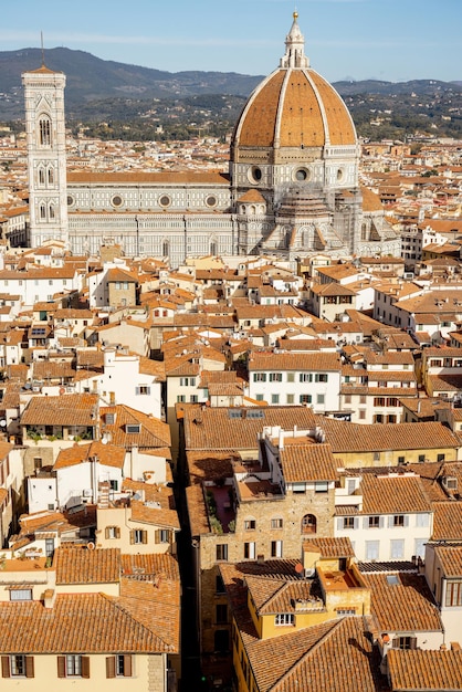 Widok z lotu ptaka na stare miasto we florencji ze słynną katedrą duomo na panoramie