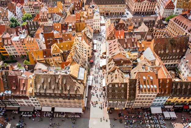 Zdjęcie widok z lotu ptaka na stare miasto z pięknymi dachami w mieście strasburg, francja