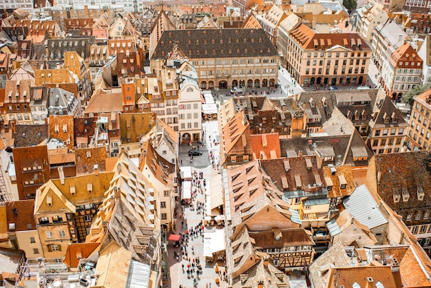 Widok z lotu ptaka na stare miasto z pięknymi dachami w mieście Strasburg, Francja