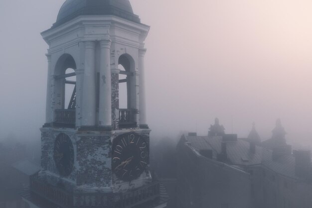 Zdjęcie widok z lotu ptaka na starożytną wieżę zegarową w historycznym centrum rosji wyborg