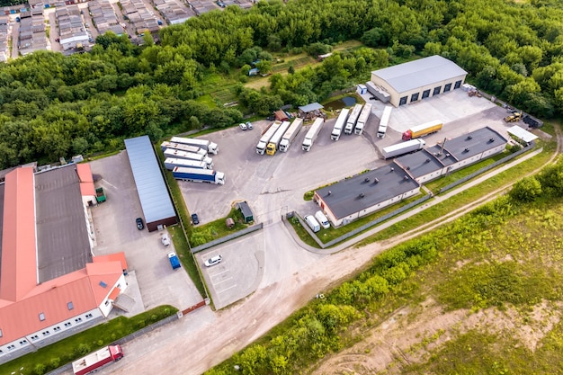 Widok z lotu ptaka na stary parking dla ciężarówek