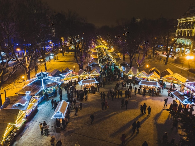 Widok z lotu ptaka na stary plac miejski z festiwalem bożonarodzeniowym