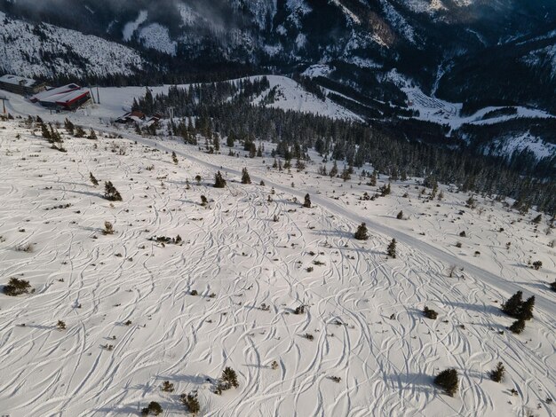 Widok z lotu ptaka na stok ośrodka narciarskiego Jasna i strefę freeride