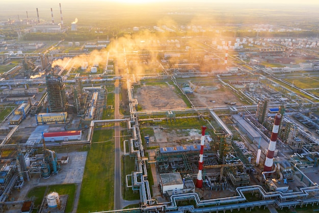 Widok z lotu ptaka na strefę przemysłową benzyny lub rafinerię ropy naftowej w Jarosławiu w Rosji podczas zachodu słońca.