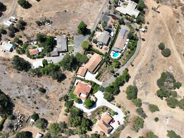 Widok z lotu ptaka na suchą dolinę i ziemię z domami i stodołą w Escondido, San Diego, Kalifornia
