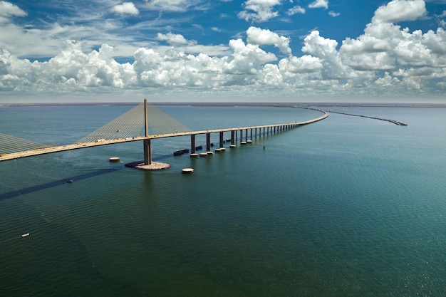 Widok Z Lotu Ptaka Na Sunshine Skyway Bridge Nad Zatoką Tampa Na Florydzie Z Ruchomym Ruchem Koncepcja Infrastruktury Transportowej