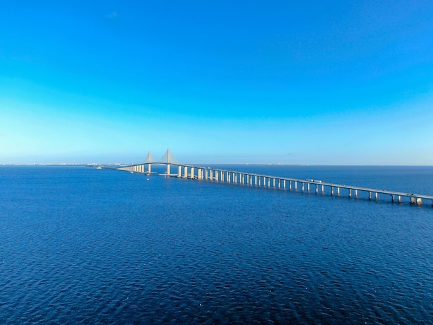 Widok z lotu ptaka na Sunshine Skyway Tampa Bay Florida USA Duży most wiszący ze stalowej linki
