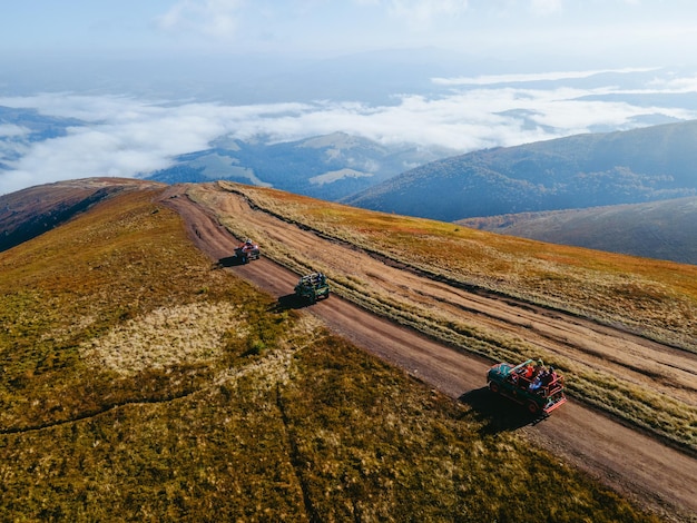 Widok z lotu ptaka na suv off road wspinającego się po górskim wzgórzu