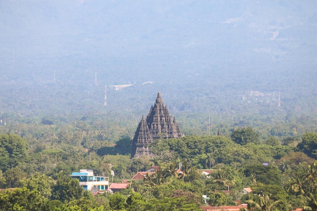 Zdjęcie widok z lotu ptaka na świątynię prambanan w yogykarcie w indonezji