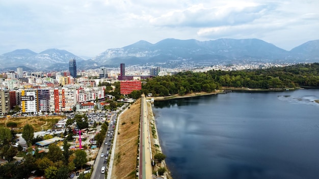 Widok z lotu ptaka na Tiranę w Albanii