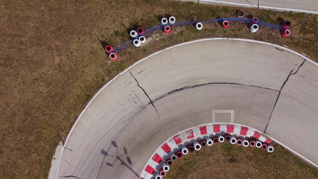 Widok z lotu ptaka na tor kartingowy podczas wyścigu Kilka gokartów wyścigowych rywalizuje na specjalnym torze