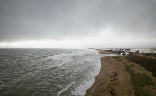 Widok z lotu ptaka na tory kolejowe biegnące w pobliżu piaszczystej plaży