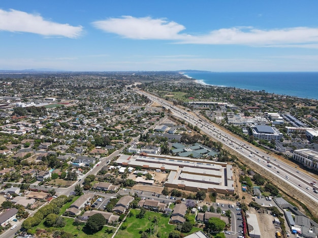 Widok z lotu ptaka na transport autostradowy, węzeł i skrzyżowanie autostrad, San Diego